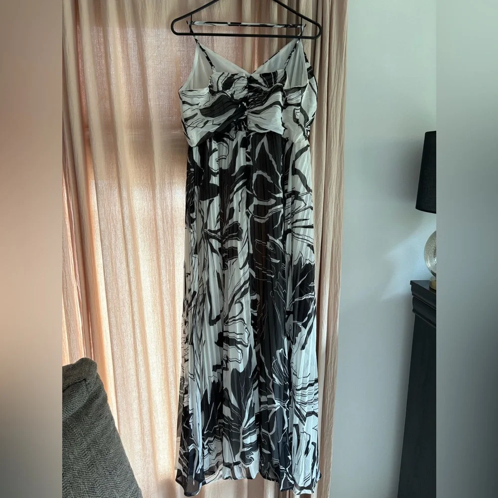 NWT Express | Large | Black & White Floral V-Neck Pleated Cross Back Maxi Dress - Picture 6 of 12